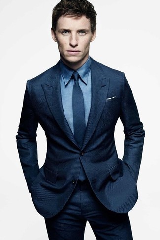 Comment porter une cravate bleu marine pour un style elégantes quand il fait chaud à 30 ans: Pense à harmoniser un costume bleu marine avec une cravate bleu marine pour un look classique et élégant.