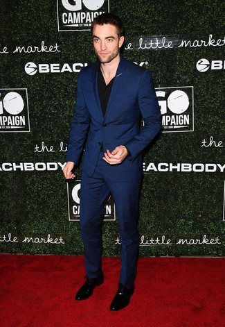Tenue de Robert Pattinson: Costume bleu marine, Chemise de ville noire, Chaussures derby en cuir noires