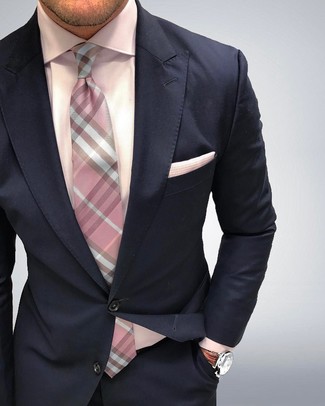 Comment porter une cravate à carreaux rose: Harmonise un costume bleu marine avec une cravate à carreaux rose pour un look pointu et élégant.