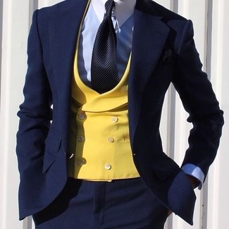 Comment porter une cravate á pois bleu marine et blanc: Harmonise un costume bleu marine avec une cravate á pois bleu marine et blanc pour une silhouette classique et raffinée.