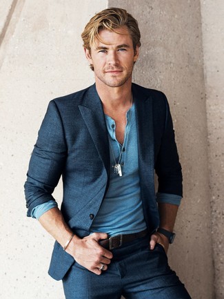 Tenue de Chris Hemsworth: Costume bleu marine, Pull à col boutonné bleu clair, Ceinture en cuir marron foncé