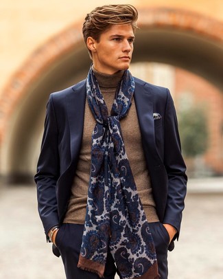 Comment porter un pull marron à 30 ans: Associer un pull marron et un costume bleu marine créera un look pointu et élégant.