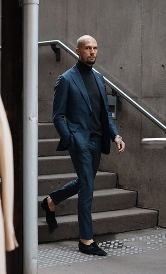 Comment porter un pull à col roulé noir pour un style elégantes à 30 ans: Choisis un pull à col roulé noir et un costume bleu marine pour un look classique et élégant. Cet ensemble est parfait avec une paire de slippers en daim noirs.