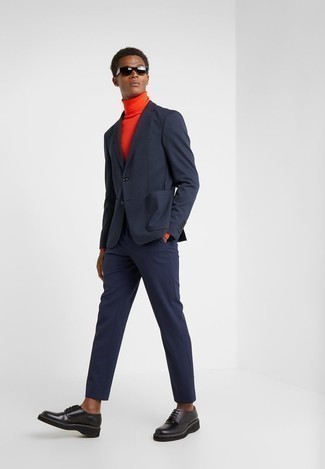 Comment porter un pull à col roulé chartreuse à 30 ans: Choisis un pull à col roulé chartreuse et un costume bleu marine pour un look pointu et élégant. Une paire de chaussures derby en cuir épaisses noires est une option astucieux pour complèter cette tenue.