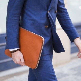 Comment porter une pochette en cuir pour un style elégantes: Essaie d'associer un costume bleu avec une pochette en cuir pour une tenue idéale le week-end.