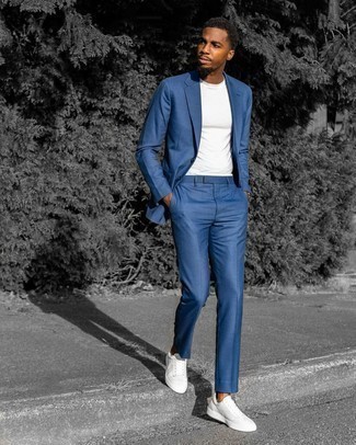 Comment porter un costume bleu quand il fait chaud: Essaie d'harmoniser un costume bleu avec un t-shirt à col rond blanc pour un look idéal au travail. Tu veux y aller doucement avec les chaussures? Choisis une paire de baskets basses en toile blanches pour la journée.
