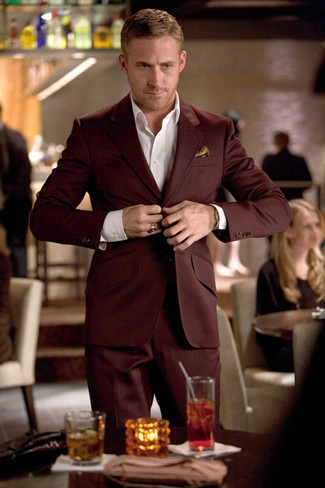 Tenue de Ryan Gosling: Costume bordeaux, Chemise de ville blanche, Pochette de costume en soie dorée