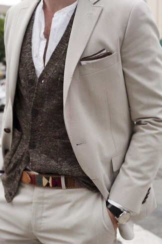 Comment porter un cardigan marron foncé pour un style chic decontractés: Pense à harmoniser un cardigan marron foncé avec un costume beige pour un look classique et élégant.