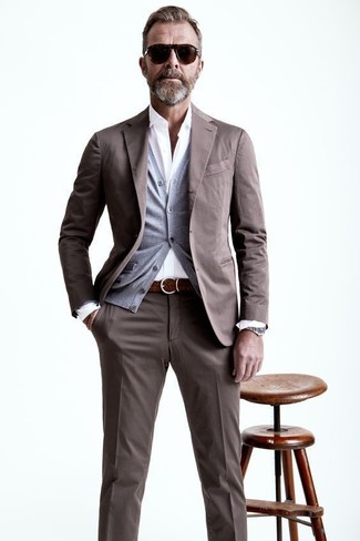 Opte pour un costume marron avec un cardigan gris pour une silhouette classique et raffinée.
