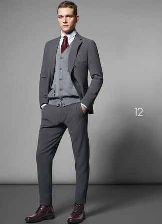Des bottes habillées à porter avec un cardigan gris foncé: Choisis un cardigan gris foncé et un costume en laine gris pour un look classique et élégant. Une paire de bottes habillées rendra élégant même le plus décontracté des looks.