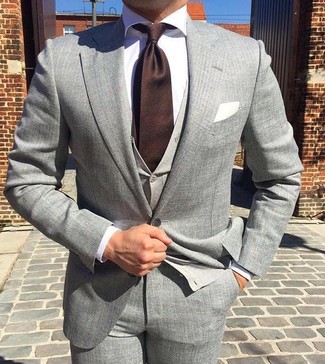 Un cardigan à porter avec un costume gris: Choisis un costume gris et un cardigan pour un look classique et élégant.