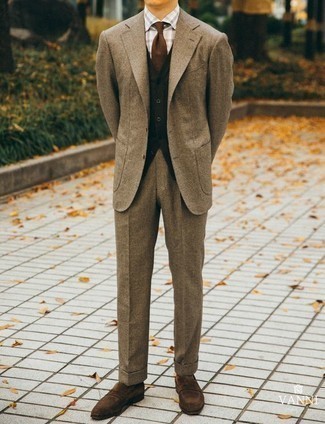 Comment porter un costume marron clair: Pense à associer un costume marron clair avec un cardigan vert foncé pour un look classique et élégant. Cet ensemble est parfait avec une paire de slippers en daim marron.