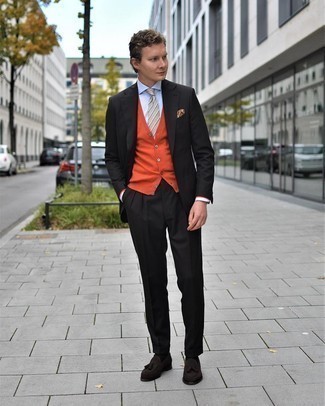Comment porter un cardigan orange: Essaie de marier un cardigan orange avec un costume noir pour un look classique et élégant. Une paire de mocassins à pampilles en daim marron foncé est une option astucieux pour complèter cette tenue.