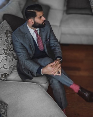 Comment porter une cravate à carreaux bordeaux: Essaie d'associer un costume écossais gris foncé avec une cravate à carreaux bordeaux pour un look classique et élégant. Cette tenue est parfait avec une paire de chaussures richelieu en cuir marron foncé.