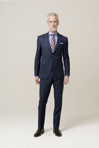 Comment porter une cravate écossaise bordeaux: Pense à associer un costume bleu marine avec une cravate écossaise bordeaux pour dégager classe et sophistication. Jouez la carte décontractée pour les chaussures et choisis une paire de chaussures richelieu en cuir marron foncé.