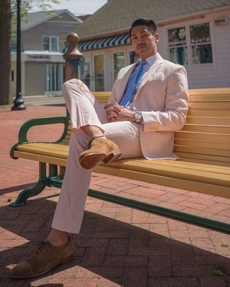 Comment porter une cravate imprimée bleu clair en été: Essaie de marier un costume rose avec une cravate imprimée bleu clair pour une silhouette classique et raffinée. Jouez la carte décontractée pour les chaussures et opte pour une paire de chaussures richelieu en daim marron. Ce look est un très bon exemple du look toute estival.