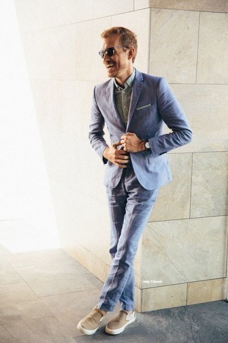 Comment porter des baskets à enfiler en toile beiges à 30 ans: Choisis un costume bleu clair et une chemise à manches courtes en chambray bleu clair pour un look pointu et élégant. Si tu veux éviter un look trop formel, termine ce look avec une paire de baskets à enfiler en toile beiges.