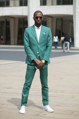 Des baskets à porter avec un costume vert quand il fait chaud à 30 ans: Harmonise un costume vert avec une chemise à manches courtes blanche pour un look pointu et élégant. Si tu veux éviter un look trop formel, choisis une paire de baskets.