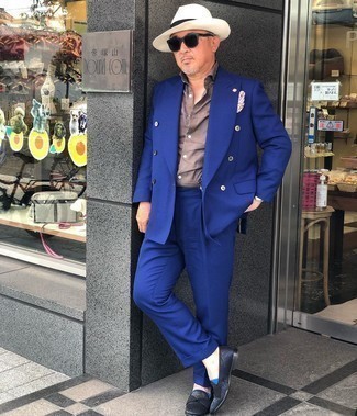 Comment porter une pochette de costume blanche pour un style chic decontractés après 50 ans: Pense à marier un costume bleu avec une pochette de costume blanche pour affronter sans effort les défis que la journée te réserve. Une paire de slippers en toile imprimés bleu marine apportera une esthétique classique à l'ensemble.
