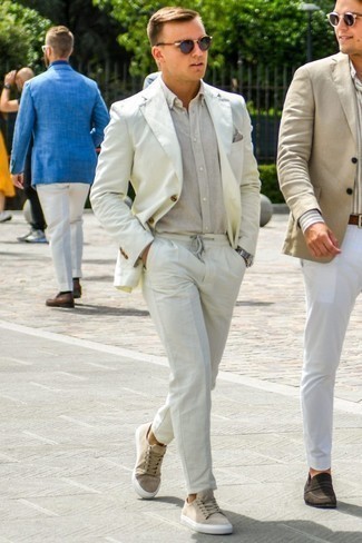 Comment porter un costume en lin blanc en été: Essaie d'harmoniser un costume en lin blanc avec une chemise à manches longues en lin beige pour dégager classe et sophistication. Pour les chaussures, fais un choix décontracté avec une paire de baskets basses en toile beiges. Le look est plutôt estival.