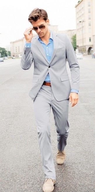 Comment porter des bottines chukka en daim en été à 30 ans: Pense à associer un costume gris avec une chemise à manches longues bleu clair pour un look pointu et élégant. Une paire de bottines chukka en daim apportera un joli contraste avec le reste du look. C'est le genre de look sublime pour pour les journées estivales.