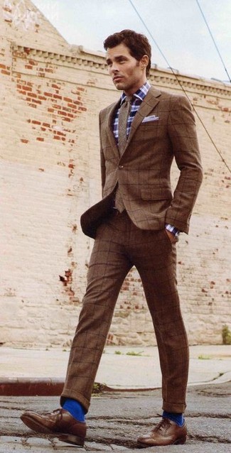 Tenue de James Marsden: Costume en laine à carreaux marron, Chemise à manches longues écossaise bleu marine et blanc, Chaussures brogues en cuir marron, Cravate en laine marron