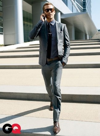 Tenue de Paul Walker: Costume gris, Chemise à manches longues en vichy blanc et bleu marine, Chaussures derby en cuir marron foncé, Cravate noire