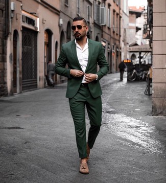 Des slippers à porter avec un costume vert foncé à 30 ans: Essaie d'harmoniser un costume vert foncé avec une chemise à manches longues blanche pour un look classique et élégant. Une paire de slippers est une option génial pour complèter cette tenue.