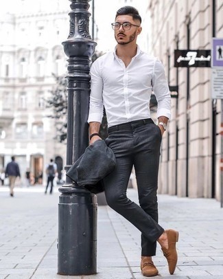 Des slippers à porter avec un costume gris foncé pour un style elégantes à 30 ans: Associer un costume gris foncé et une chemise à manches longues blanche créera un look pointu et élégant. Une paire de slippers est une option génial pour complèter cette tenue.