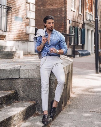 Des slippers à porter avec un costume blanc en été: Harmonise un costume blanc avec une chemise à manches longues en chambray bleu clair pour dégager classe et sophistication. Cette tenue se complète parfaitement avec une paire de slippers. Ce look est une bonne inspiration pour l'été.