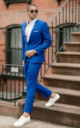 Des baskets basses à porter avec une chemise de ville blanche pour un style elégantes à 30 ans: Choisis une chemise de ville blanche et un costume bleu pour une silhouette classique et raffinée. Si tu veux éviter un look trop formel, complète cet ensemble avec une paire de baskets basses.