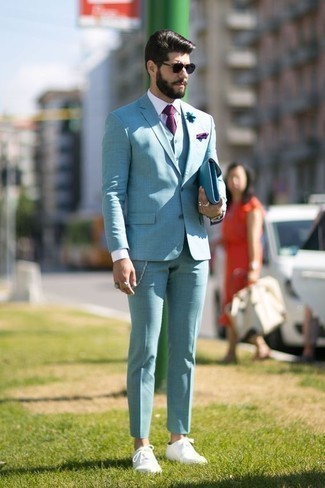 Comment porter une cravate violette pour un style elégantes à 30 ans: Pense à opter pour un costume bleu clair et une cravate violette pour une silhouette classique et raffinée. Tu veux y aller doucement avec les chaussures? Fais d'une paire de baskets basses en cuir blanches ton choix de souliers pour la journée.