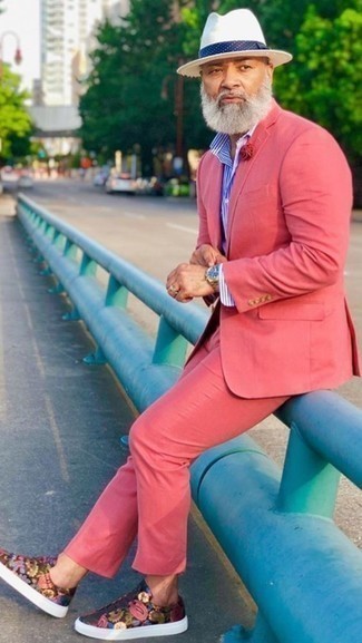 Comment porter un costume rose après 50 ans: Essaie de marier un costume rose avec une chemise de ville à rayures verticales blanc et bleu pour un look classique et élégant. D'une humeur créatrice? Assortis ta tenue avec une paire de baskets basses en cuir imprimées multicolores.