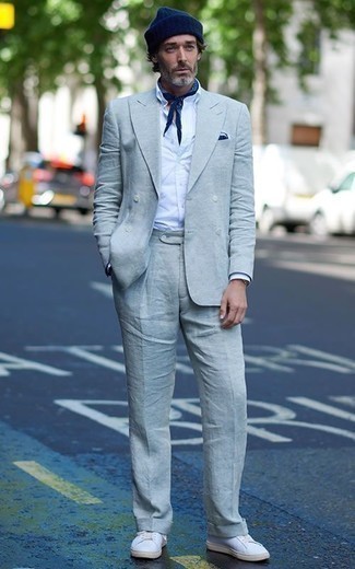 Comment porter une pochette de costume bleu marine et blanc: Essaie de marier un costume bleu clair avec une pochette de costume bleu marine et blanc pour une tenue confortable aussi composée avec goût. Une paire de baskets basses en cuir blanches est une option avisé pour complèter cette tenue.