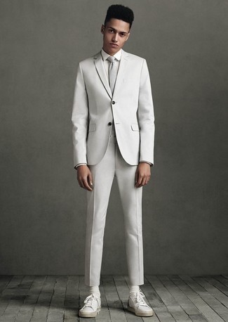 Comment porter une chemise de ville blanc et pourpre à 20 ans: Pense à associer une chemise de ville blanc et pourpre avec un costume blanc pour un look pointu et élégant. Pourquoi ne pas ajouter une paire de baskets basses en cuir blanches à l'ensemble pour une allure plus décontractée?