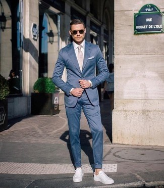 Une chemise de ville à porter avec des baskets basses blanc et bleu à 30 ans: Harmonise une chemise de ville avec un costume bleu pour un look classique et élégant. Jouez la carte décontractée pour les chaussures et choisis une paire de baskets basses blanc et bleu.