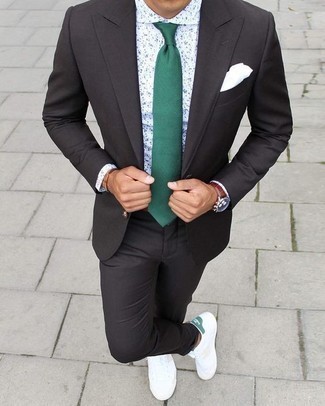 Comment porter des baskets vertes pour un style elégantes à 30 ans: Associe un costume gris foncé avec une chemise de ville blanc et bleu marine pour un look pointu et élégant. D'une humeur audacieuse? Complète ta tenue avec une paire de baskets vertes.