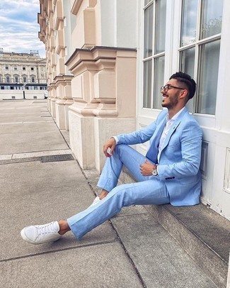 Comment porter un costume bleu clair en été: Essaie d'harmoniser un costume bleu clair avec une chemise de ville blanche pour un look classique et élégant. Jouez la carte décontractée pour les chaussures et opte pour une paire de baskets basses en toile blanches. Ce look est extra pour l'été.