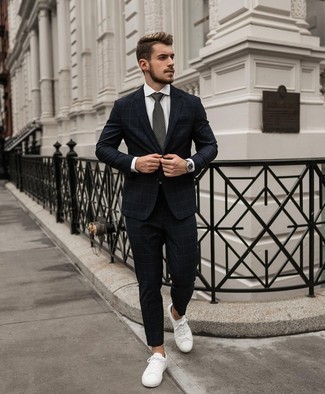 Comment porter une cravate à carreaux gris foncé: Opte pour un costume à carreaux noir avec une cravate à carreaux gris foncé pour un look pointu et élégant. Pourquoi ne pas ajouter une paire de baskets basses en cuir blanches à l'ensemble pour une allure plus décontractée?