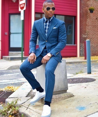 Comment porter des chaussettes bleues pour un style chic decontractés à 20 ans: Associe un costume bleu avec des chaussettes bleues pour obtenir un look relax mais stylé. Cet ensemble est parfait avec une paire de baskets basses en toile blanches.