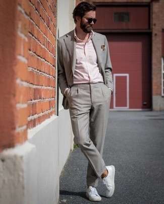 Comment porter un costume gris: Choisis un costume gris et une chemise de ville à rayures verticales rose pour dégager classe et sophistication. Si tu veux éviter un look trop formel, assortis cette tenue avec une paire de baskets basses en cuir blanches.