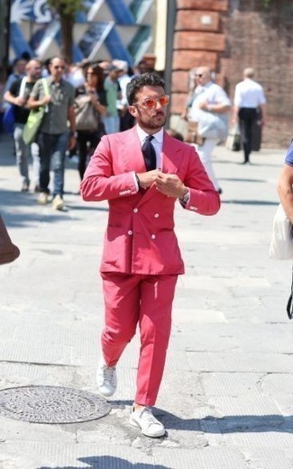 Des baskets basses à porter avec un costume rose en été: Choisis un costume rose et une chemise de ville blanche pour une silhouette classique et raffinée. Jouez la carte décontractée pour les chaussures et choisis une paire de baskets basses. On aime ce look, bien estivale.