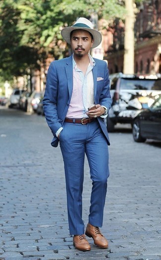 Comment porter un costume bleu: Opte pour un costume bleu avec une chemise de ville à rayures verticales multicolore pour dégager classe et sophistication. Jouez la carte décontractée pour les chaussures et opte pour une paire de bottes brogue en cuir marron clair.