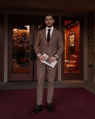 Comment porter une cravate marron foncé: Porte un costume en laine écossais marron et une cravate marron foncé pour un look classique et élégant. Mélange les styles en portant une paire de bottes brogue en cuir noires.