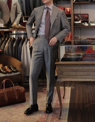 Comment porter une cravate imprimée bordeaux: Pense à marier un costume gris avec une cravate imprimée bordeaux pour une silhouette classique et raffinée. Jouez la carte décontractée pour les chaussures et complète cet ensemble avec une paire de bottes habillées en cuir noires.