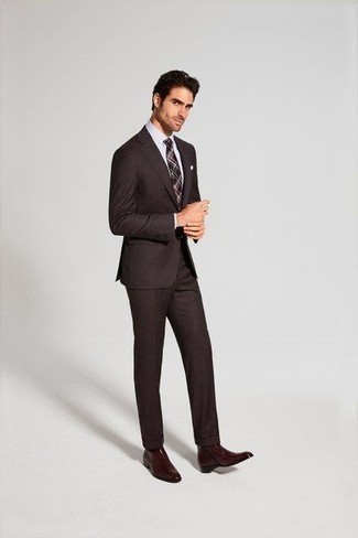 Comment porter une cravate: Associe un costume marron foncé avec une cravate pour une silhouette classique et raffinée. Si tu veux éviter un look trop formel, termine ce look avec une paire de bottines chelsea en cuir marron foncé.
