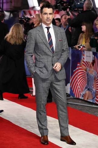 Tenue de Colin Farrell: Costume en laine écossais gris, Chemise de ville blanche, Bottines chelsea en cuir marron, Cravate à rayures horizontales blanc et rouge et bleu marine
