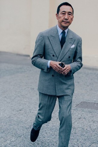 Comment porter une cravate gris foncé après 50 ans: Essaie d'harmoniser un costume en laine gris avec une cravate gris foncé pour un look pointu et élégant. Une paire de bottines chelsea en daim noires apportera un joli contraste avec le reste du look.