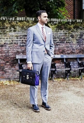 Comment porter une cravate fuchsia: Opte pour un costume bleu clair avec une cravate fuchsia pour un look pointu et élégant. Mélange les styles en portant une paire de bottines chelsea en cuir bleu marine.