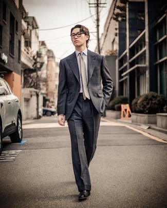 Comment porter une cravate grise: Pense à harmoniser un costume à carreaux gris foncé avec une cravate grise pour un look classique et élégant. Si tu veux éviter un look trop formel, opte pour une paire de bottines chelsea en cuir noires.